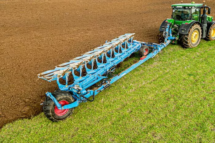LEMKEN Diamant 18 Plough.jpg