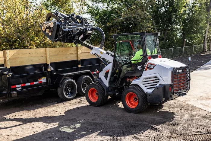 bobcat-l35-small-articulated-loader-root-grapple-8y9a3873-091625.jpg