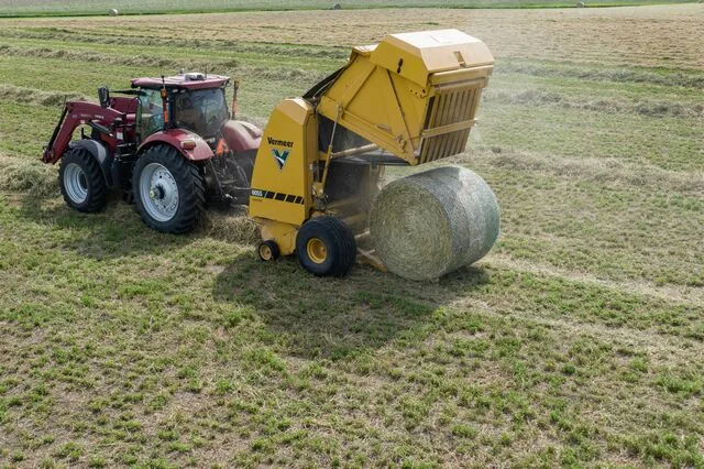 Media Slider-Vermeer 605S Signature baler .jpg