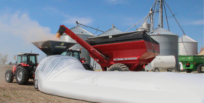 https://www.farm-equipment.com/ext/resources/images/issues/2015/Feb/how-to-sell/grain-bag-loader2.jpg